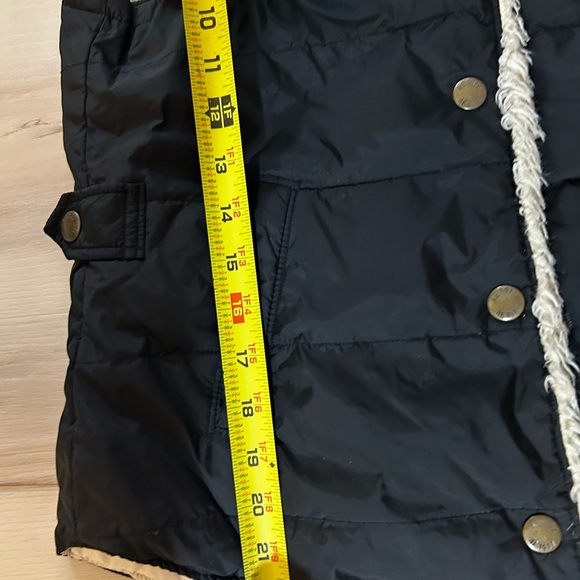 American Eagle Outfitters Black Vest with Cream Lining - Picture 5 of 12